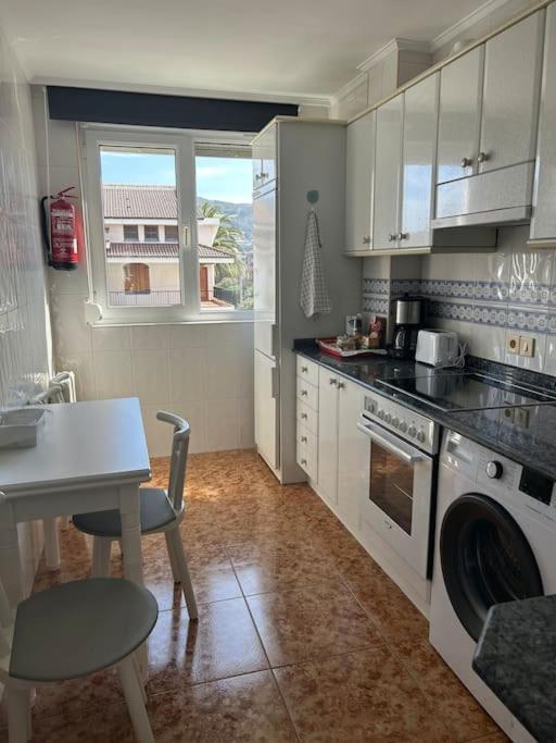 Playa De Berria -Apartamento Con Piscina Y Vistas Al Mar Santoña Exterior foto